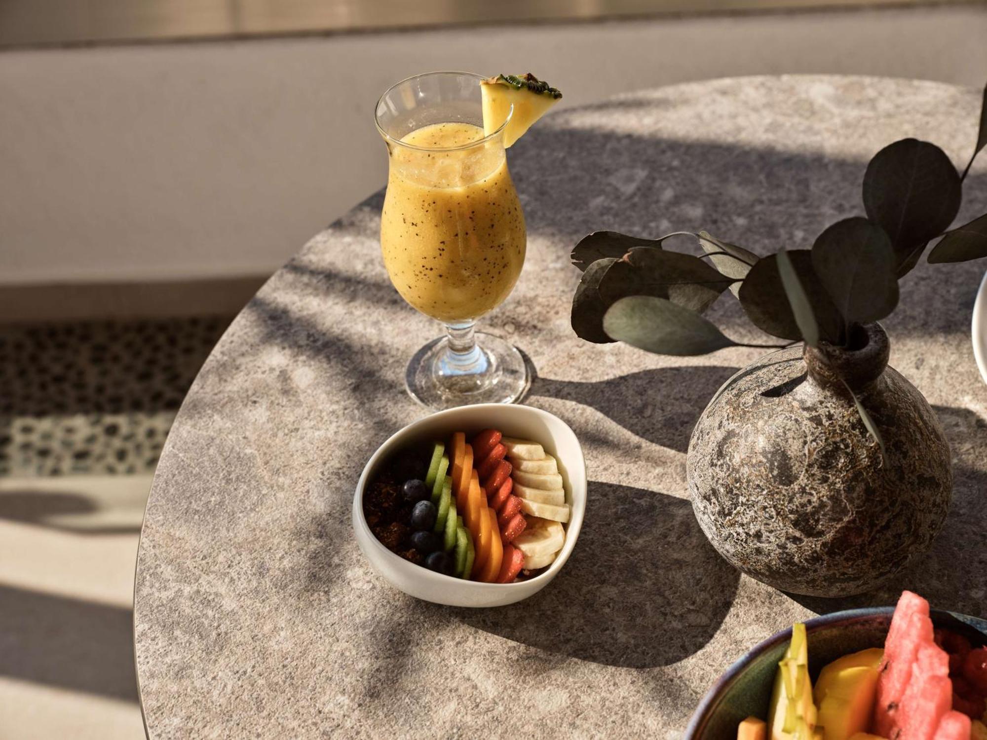 Sea Breeze Santorini Beach Resort, Curio By Hilton Agios Georgios  Luaran gambar