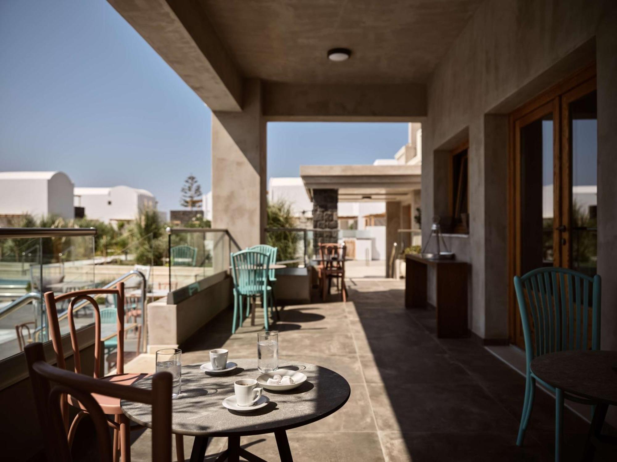 Sea Breeze Santorini Beach Resort, Curio By Hilton Agios Georgios  Luaran gambar