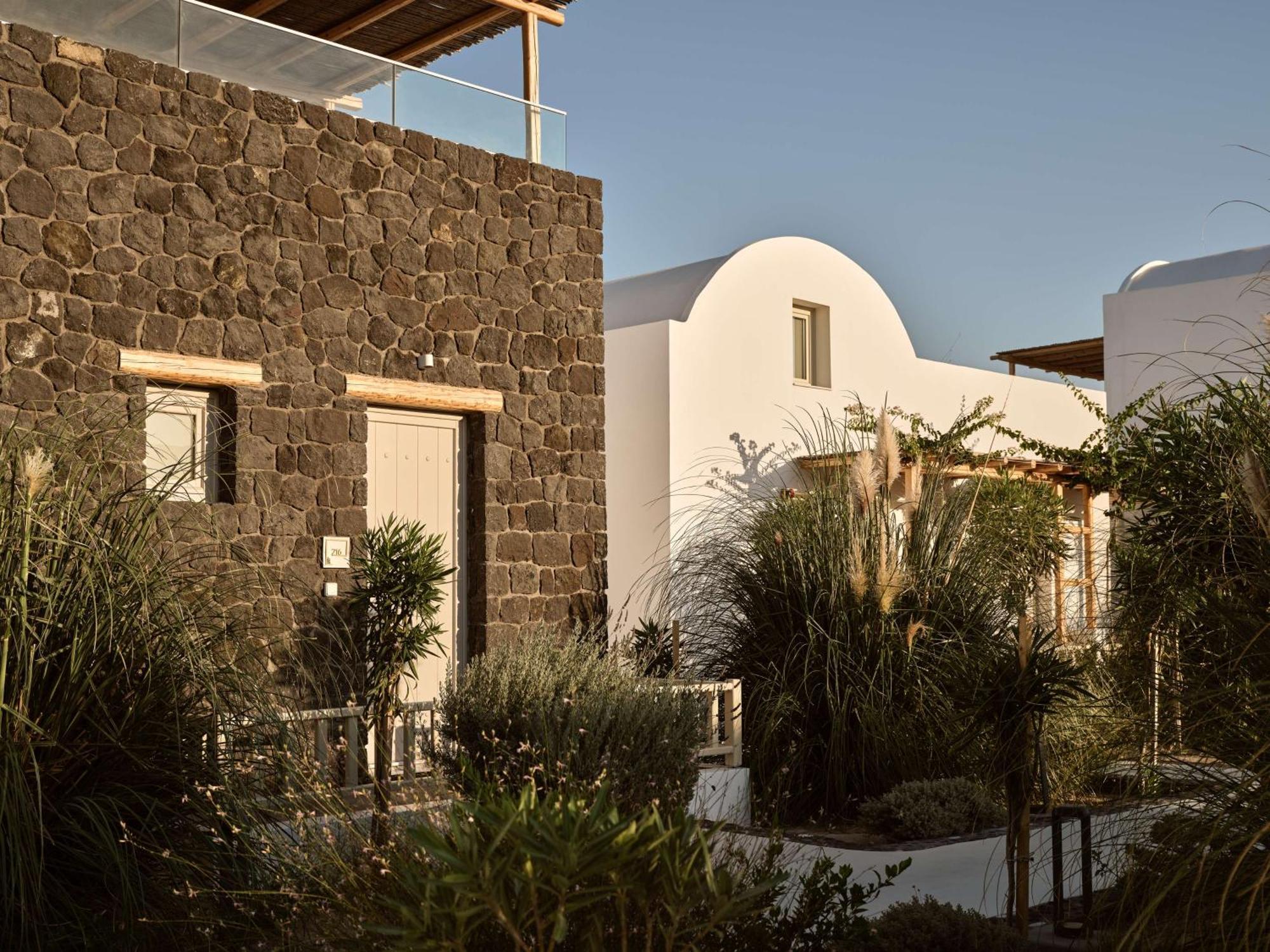 Sea Breeze Santorini Beach Resort, Curio By Hilton Agios Georgios  Luaran gambar