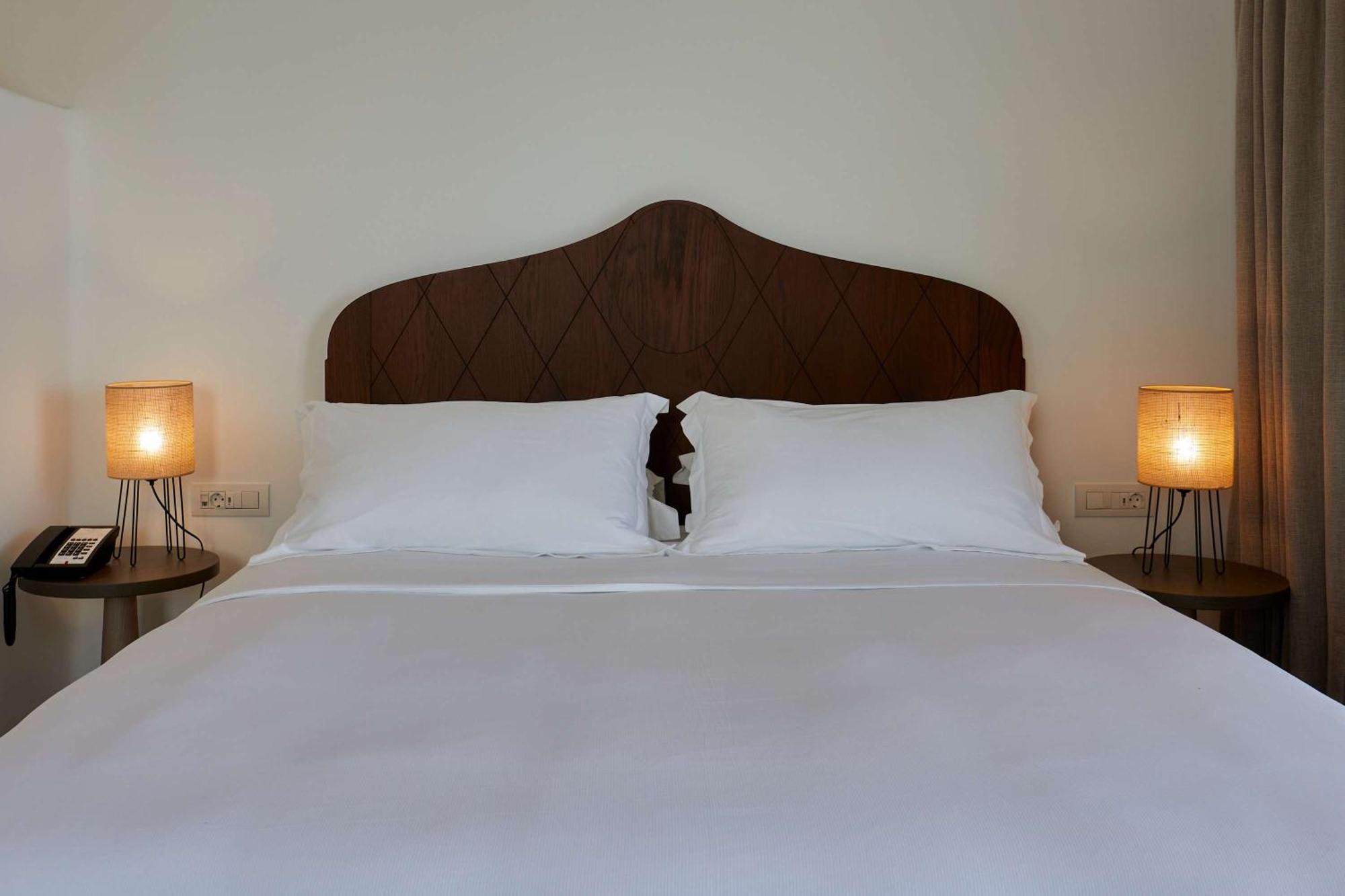 Sea Breeze Santorini Beach Resort, Curio By Hilton Agios Georgios  Luaran gambar