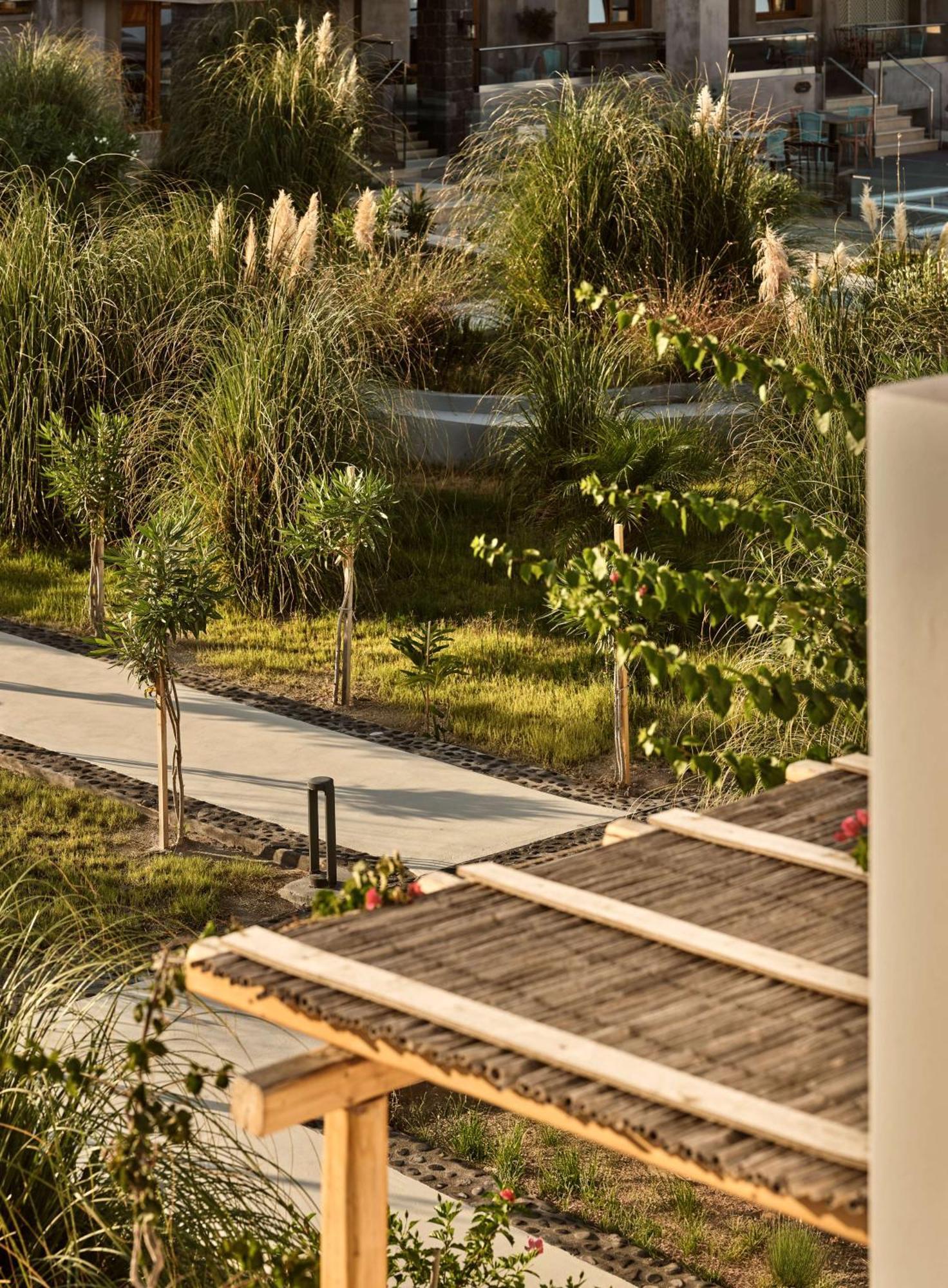 Sea Breeze Santorini Beach Resort, Curio By Hilton Agios Georgios  Luaran gambar