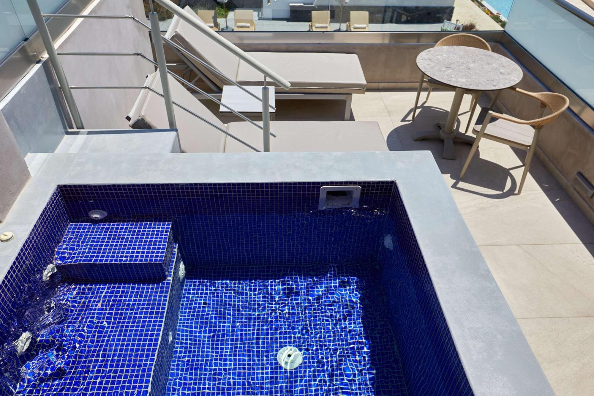 Sea Breeze Santorini Beach Resort, Curio By Hilton Agios Georgios  Luaran gambar