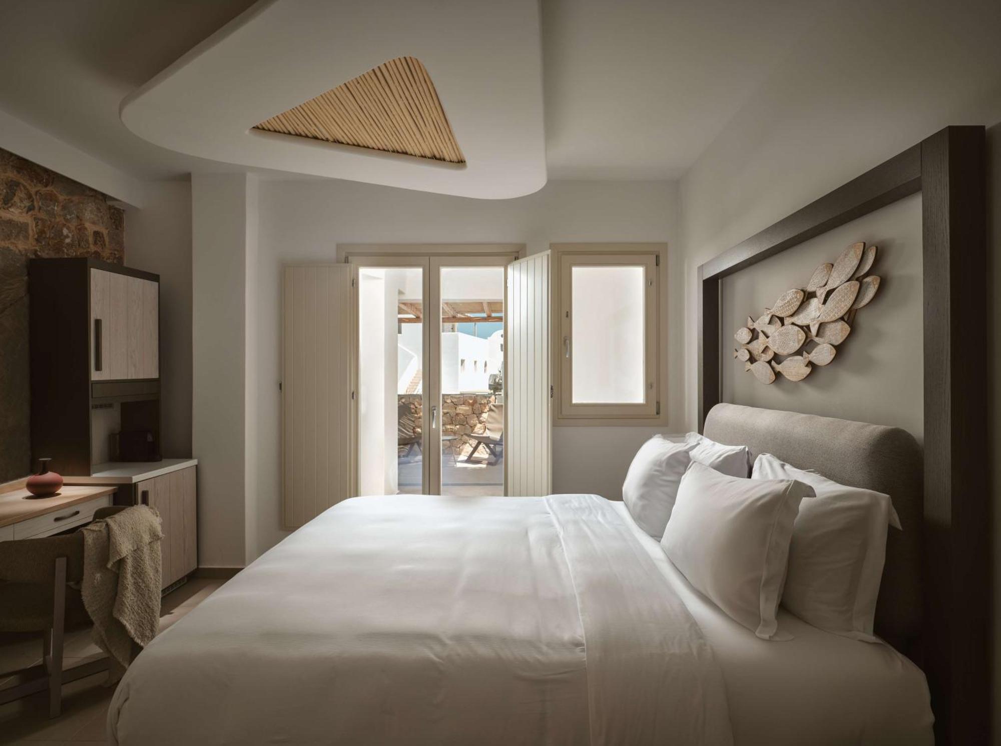 Sea Breeze Santorini Beach Resort, Curio By Hilton Agios Georgios  Luaran gambar