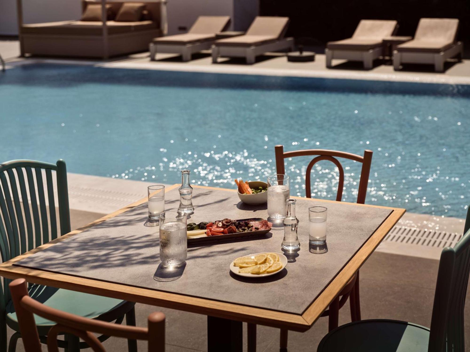 Sea Breeze Santorini Beach Resort, Curio By Hilton Agios Georgios  Luaran gambar