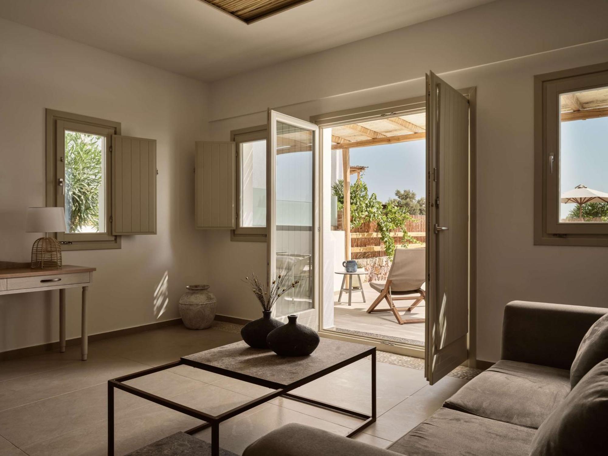 Sea Breeze Santorini Beach Resort, Curio By Hilton Agios Georgios  Luaran gambar